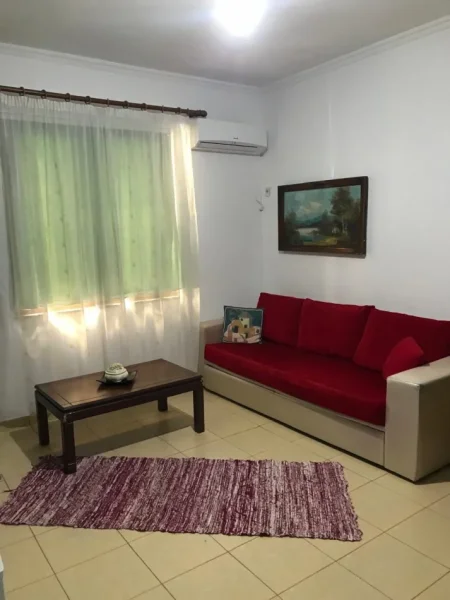Tirane, jepet me qera apartament 1+1 Kati 2, 30 m² 250 € (Fresku)