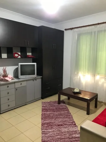 Tirane, jepet me qera apartament 1+1 Kati 2, 30 m² 250 € (Fresku)