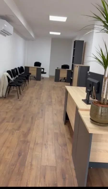 Tirane, jepet me qera ambjent biznesi Kati 0, 44 m² 700 € (Rr. Dritan Hoxha)
