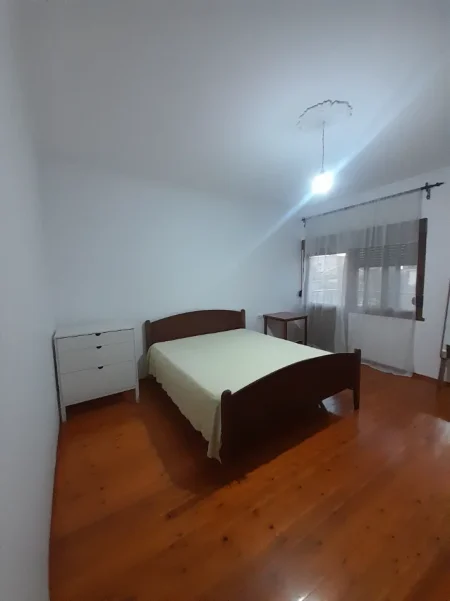 Tirane, jepet me qera Banesë 2+1 Kati 4, Mobiluar, Çmimi 40.000 L(Tek Kodra e Priftit ,Tiranë)