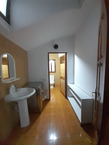 Tirane, jepet me qera Banesë 2+1 Kati 4, Mobiluar, Çmimi 40.000 L(Tek Kodra e Priftit ,Tiranë)