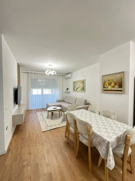 Tirane, jepet me qera apartament 1+1 Kati 1, 110 m² 700 € (RRUGA E DIBRES)