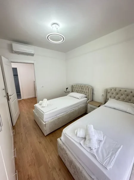 Tirane, jepet me qera apartament 1+1 Kati 1, 110 m² 700 € (RRUGA E DIBRES)