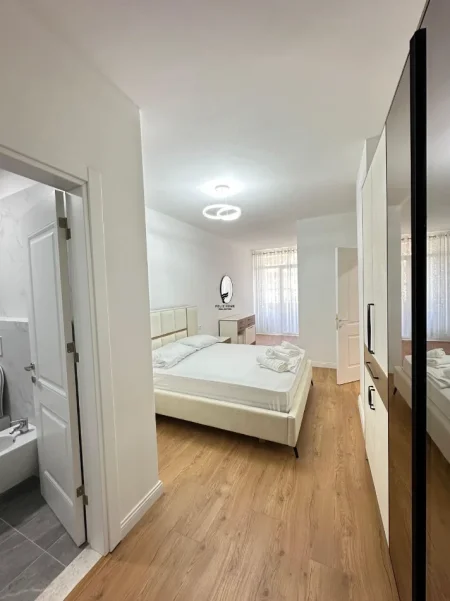 Tirane, jepet me qera apartament 1+1 Kati 1, 110 m² 700 € (RRUGA E DIBRES)