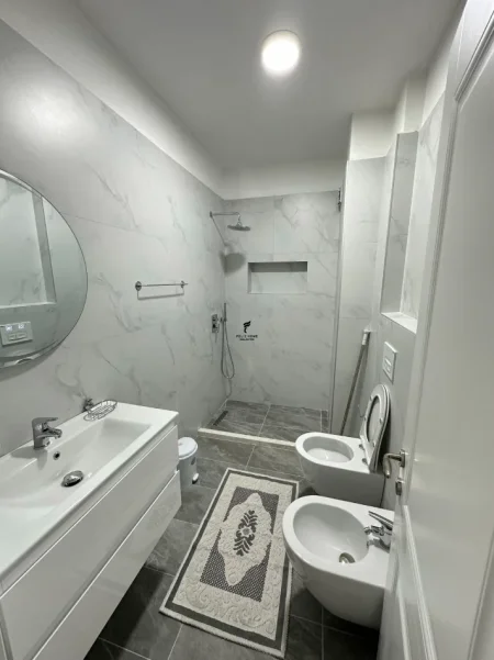Tirane, jepet me qera apartament 1+1 Kati 1, 110 m² 700 € (RRUGA E DIBRES)