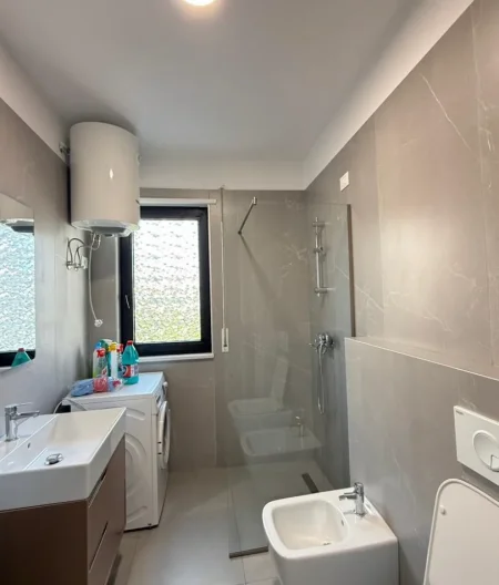 Tirane, jepet me qera apartament 1+1 , 70 m² 800 € 