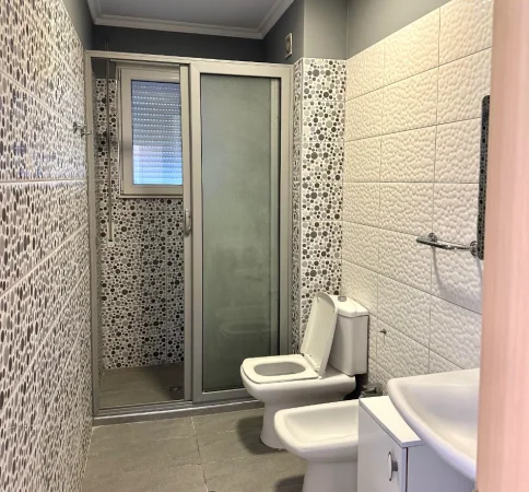 Me Qera: Duplex 3+1+3wc & 1P. Parkimi 📍Res. Kodra e Diellit 1 - Mobilim Modern | 1,500 Euro/Muaj