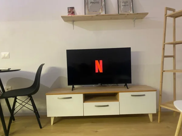 Tirane, jepet me qera apartament 1+1 Kati 3, 65 m² 450 € (Ali Demi)