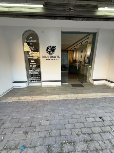 Tirane, jepet me qera ambjent biznesi Kati 0, 58 m² 800 € (Rrugën Arkitekt Sinani në Kryqëzimin e Brrylit, Tiranë.)