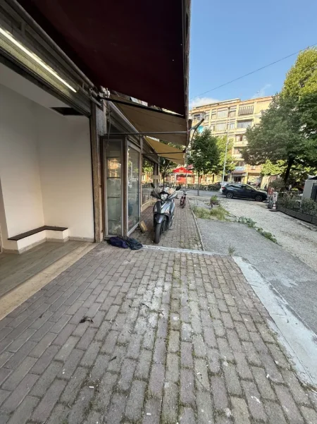 Tirane, jepet me qera ambjent biznesi Kati 0, 58 m² 800 € (Rrugën Arkitekt Sinani në Kryqëzimin e Brrylit, Tiranë.)