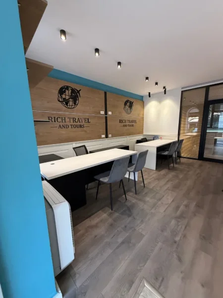 Tirane, jepet me qera ambjent biznesi Kati 0, 58 m² 800 € (Rrugën Arkitekt Sinani në Kryqëzimin e Brrylit, Tiranë.)