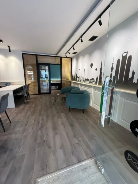 Tirane, jepet me qera ambjent biznesi Kati 0, 58 m² 800 € (Rrugën Arkitekt Sinani në Kryqëzimin e Brrylit, Tiranë.)