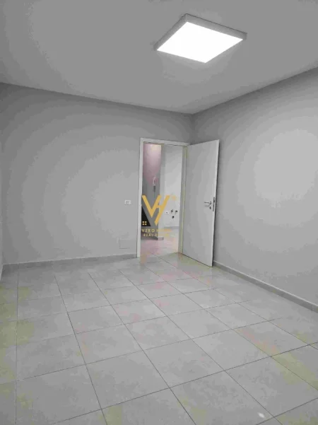 Tirane, jepet me qera zyre Kati 7, 50 m² 420 € (21 DHJETORI)