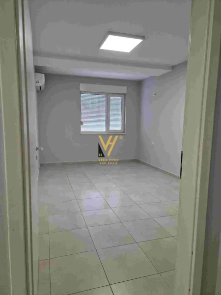Tirane, jepet me qera zyre Kati 7, 50 m² 420 € (21 DHJETORI)