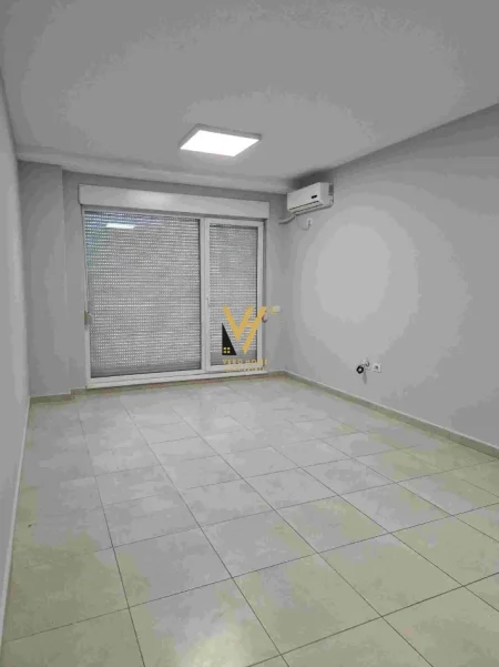 Tirane, jepet me qera zyre Kati 7, 50 m² 420 € (21 DHJETORI)