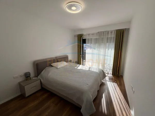 Tirane, jepet me qera apartament 2+1+Ballkon Kati 4, 128 m² 1.200 € (Komuna e Parisit)