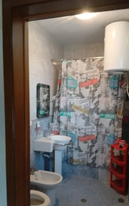 Tirane, jepet me qera ambjent biznesi Kati 3, 147 m² 1200 € (Bulevardi Gjergj Fishta)