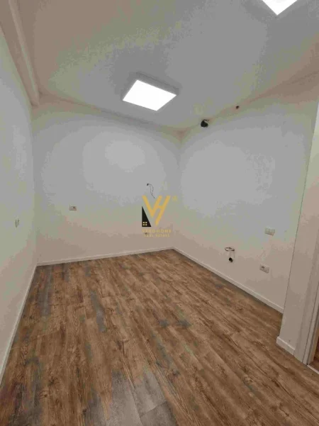 Tirane, jepet me qera zyre Kati 4, 85 m² 670 € (RRUGA DRITAN HOXHA)