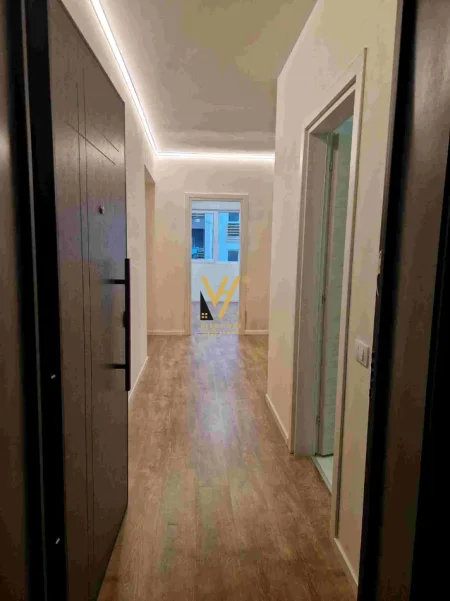 Tirane, jepet me qera zyre Kati 4, 85 m² 670 € (RRUGA DRITAN HOXHA)