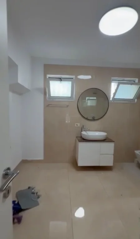 Tirane, jepet me qera zyre Kati 2, 110 m² 1.100 € (BLLOKU)