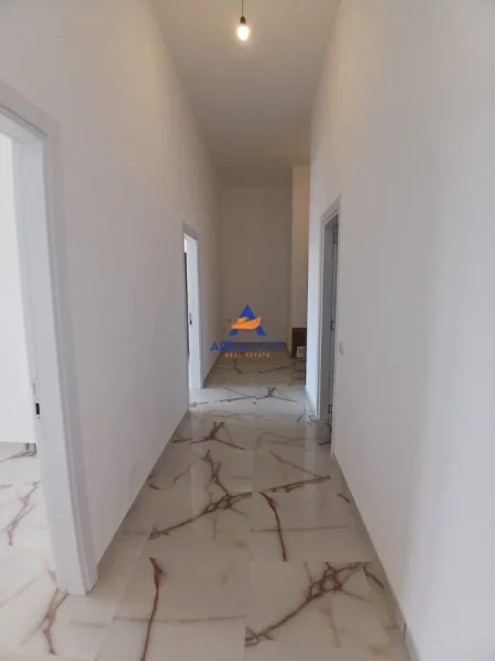 Tirane, jepet me qera apartament 2+1+Ballkon Kati 10, 109 m² 1.261 € 