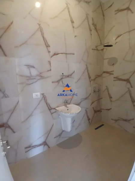 Tirane, jepet me qera apartament 2+1+Ballkon Kati 10, 109 m² 1.261 € 