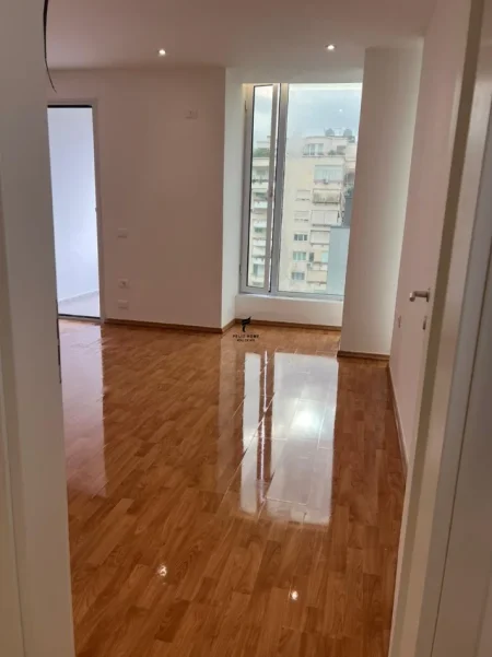Tirane, jepet me qera ambjent biznesi Kati 6, 190 m² 2.000 € (RRUGA ELBASANIT)