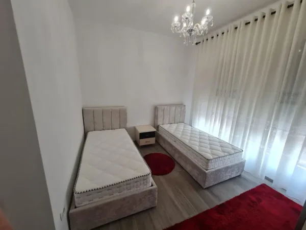 Tirane, jepet me qera apartament 1+1 Kati 2, 70 m² 500 € (Rruga 5 Maji)