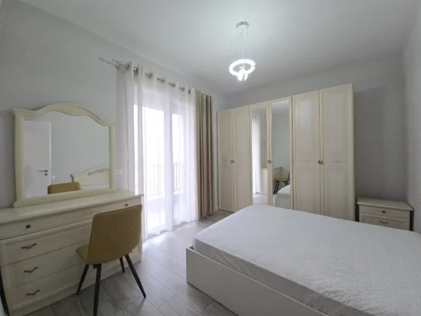 Tirane, jepet me qera apartament 1+1 Kati 5, 70 m² 730 € (Komuna e Parisit)