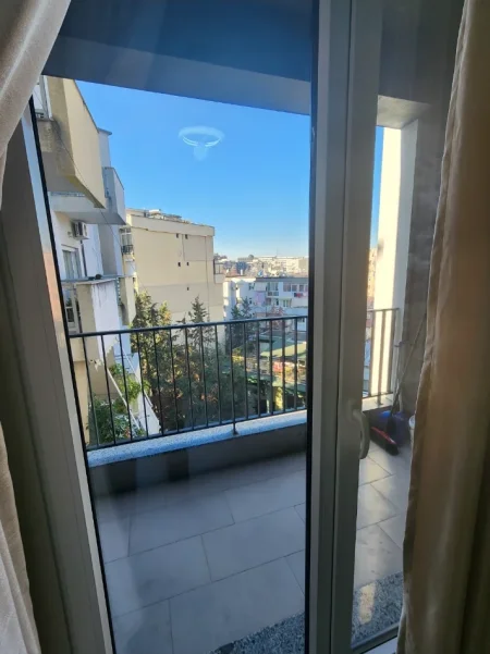 Tirane, jepet me qera apartament 1+1+Ballkon Kati 5, 70 m² 730 € (Rruga Komuna e Parisit)