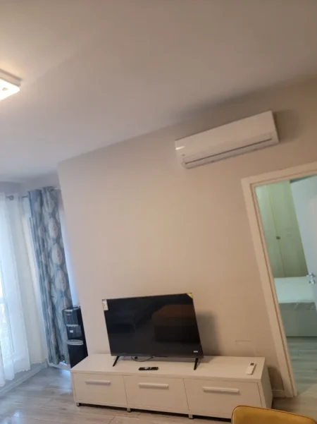 Tirane, jepet me qera apartament 1+1+Ballkon Kati 5, 70 m² 730 € (Rruga Komuna e Parisit)