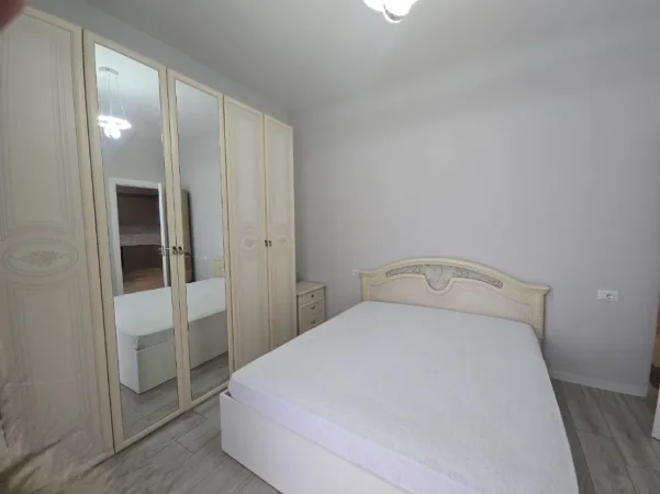 Tirane, jepet me qera apartament 1+1+Ballkon Kati 5, 70 m² 730 € (Rruga Komuna e Parisit)