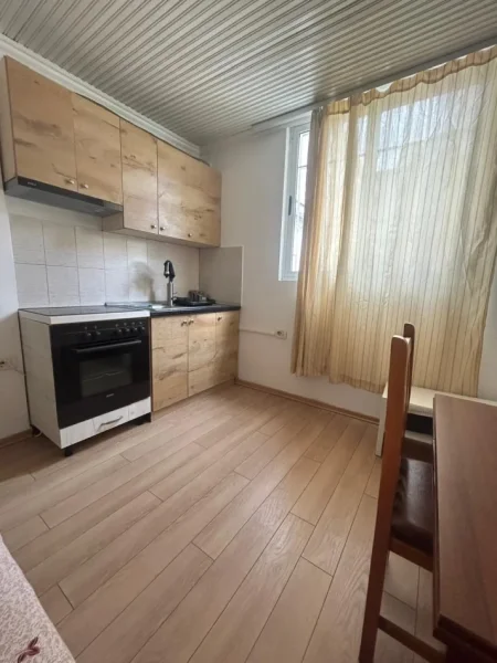 Tirane, jepet me qera apartament 1+1 Kati 1, 50 m² 450 € (Komuna Parisit)