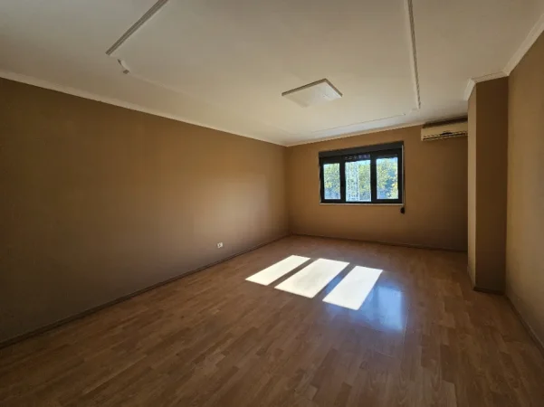 Tirane, jepet me qera ambjent biznesi Kati 3, 160 m² 1.200 € (rruga e kavajes)