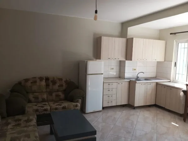 Tirane, jepet me qera apartament 1+1 Kati 1, 50 m² 300 € (Allias)