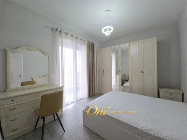 Tirane, jepet me qera apartament 1+1 Kati 4, 70 m² 700 € (KOMUNA E PARISIT)