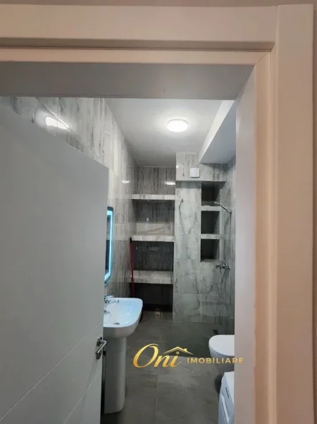 Tirane, jepet me qera apartament 1+1 Kati 4, 70 m² 700 € (KOMUNA E PARISIT)
