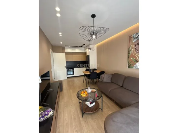 Tirane, jepet me qera apartament 1+1 Kati 4, 50 m² 500 € (KOMPLEKSI asl)