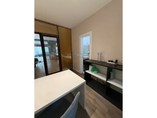 Tirane, jepet me qera zyre Kati 0, 76 m² 800 € (Brryli)