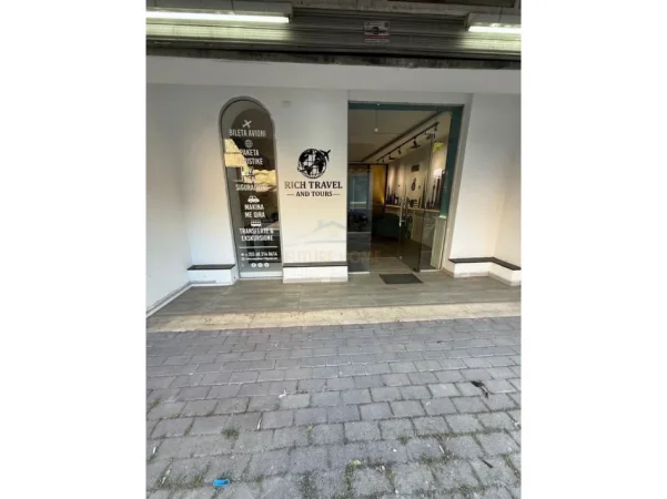 Tirane, jepet me qera zyre Kati 0, 76 m² 800 € (Brryli)