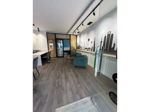 Tirane, jepet me qera zyre Kati 0, 76 m² 800 € (Brryli)