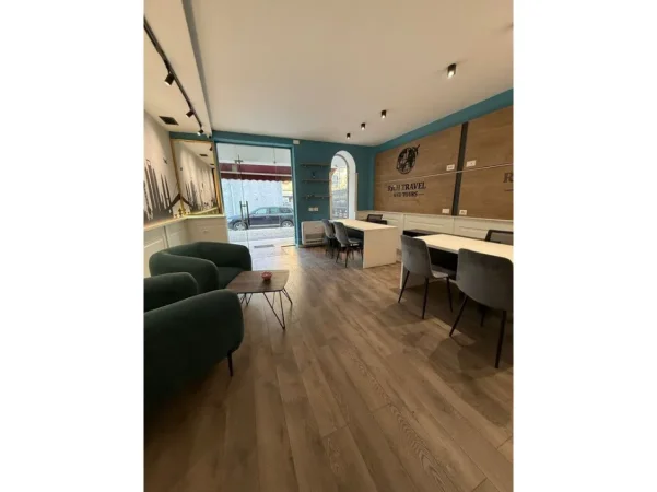 Tirane, jepet me qera zyre Kati 0, 76 m² 800 € (Brryli)