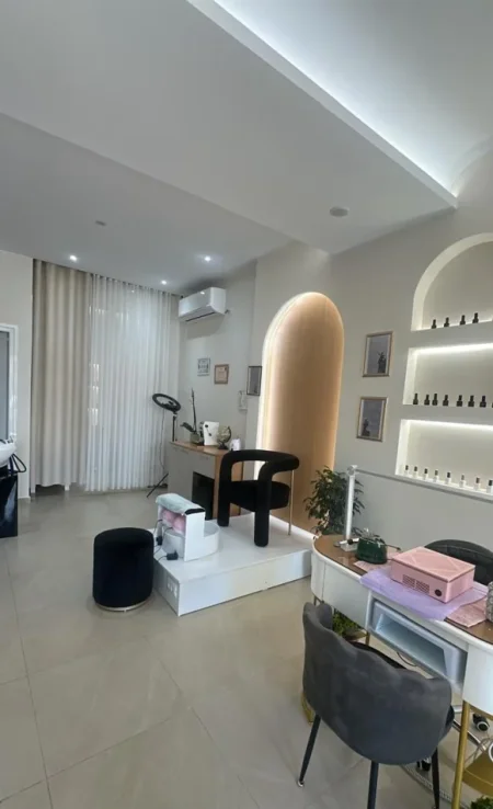 Tirane, shitet ambjent biznesi Kati 1, 45 m² 10000 € (Rruga e Kavajës)
