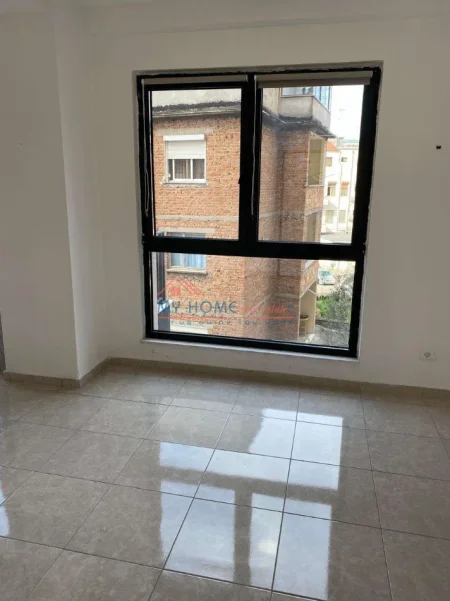 Tirane, jepet me qera zyre Kati 2, 110 m² 800 € (Rruga Tefta Tashko Koco)