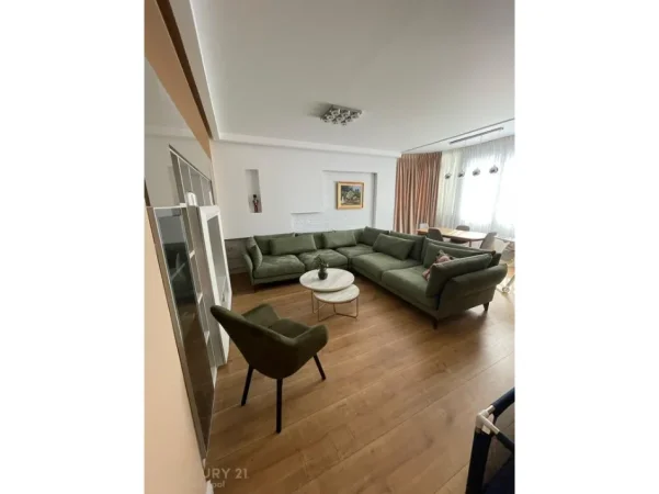 Tirane, jepet me qera apartament 2+1 Kati 7, 100 m² 1.000 € (Myslym shyri)