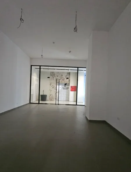 Tirane, jepet me qera zyre Kati 0, 62 m² 1.200 € (RRUGA E KAVAJES)