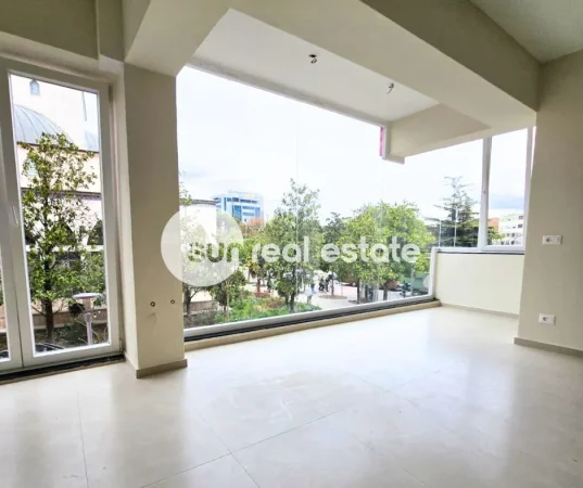 Shkoder, jepet me qera ambjent biznesi Kati 1, 67 m² 