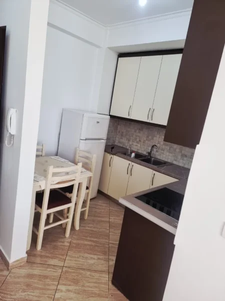 Tirane, jepet me qera apartament 2+1 Kati 7, 100 m² 500 € (PALLATI ME SHIGJETA)