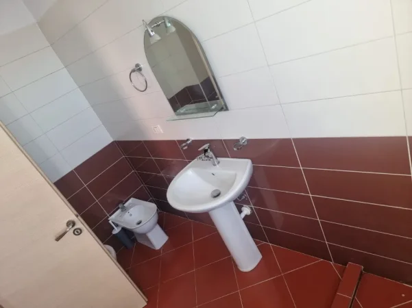 Tirane, jepet me qera apartament 2+1 Kati 7, 100 m² 500 € (PALLATI ME SHIGJETA)