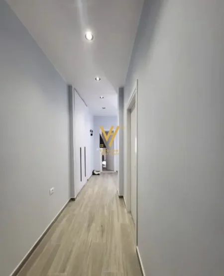 Tirane, jepet me qera apartament 1+1+Ballkon Kati 5, 65 m² 520 € (ISH PARKU)